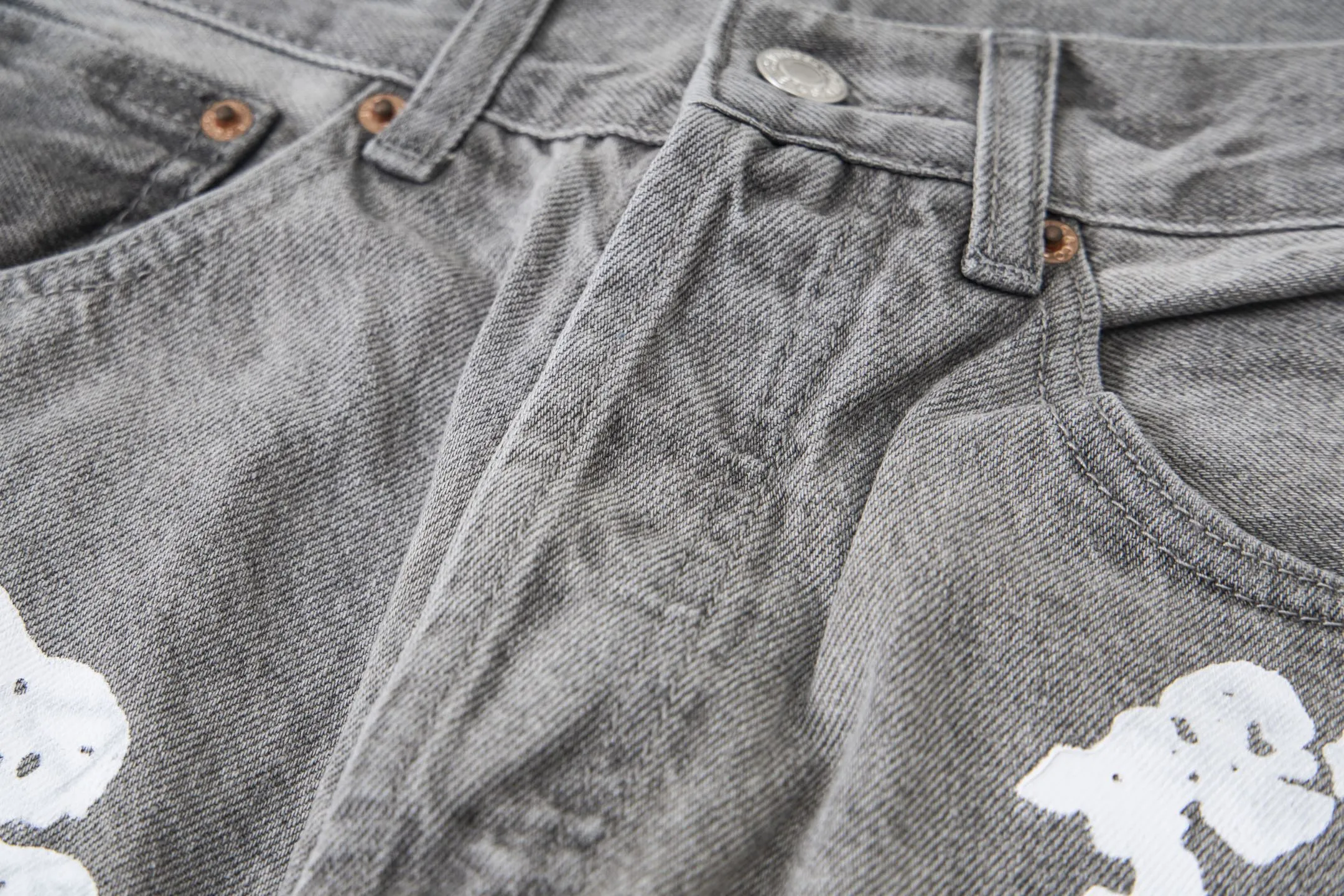 #8197 P220💰 DENIM TEARS Kapok American niche brand printed washed straight jeans. Produced by a major washed factory. Full of high-end feel. Knee part destroyed design with patchwork design. Already used as facade design. Leather waist nameplate. The focus of this style is not on washing, but on the destroyed shape and version. The secret lies in the craftsmanship of the master. The cost of post-production grinding, machining, knife cutting, etc. is far beyond comparison with assembly line products. Color: black, blue, gray. Size: 28-36 (corresponding to S-XXL)